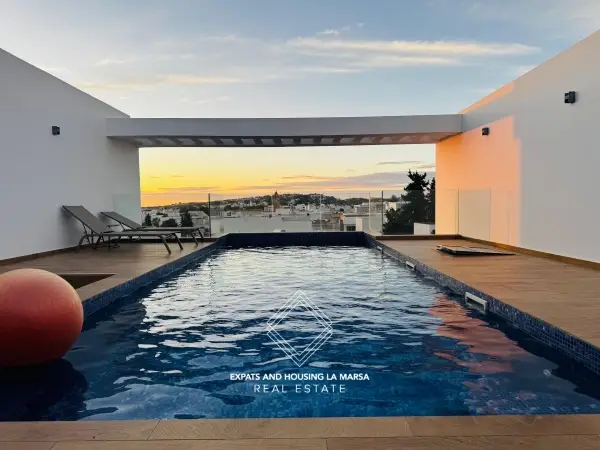 Villa on Hollywood Boulevard
